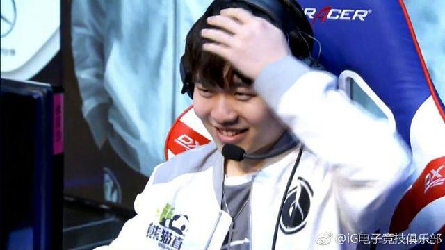 前往冠军之路！ Top Esports 官方关注了 Kanavi 、教练 Hongmi 和刘青松的微博